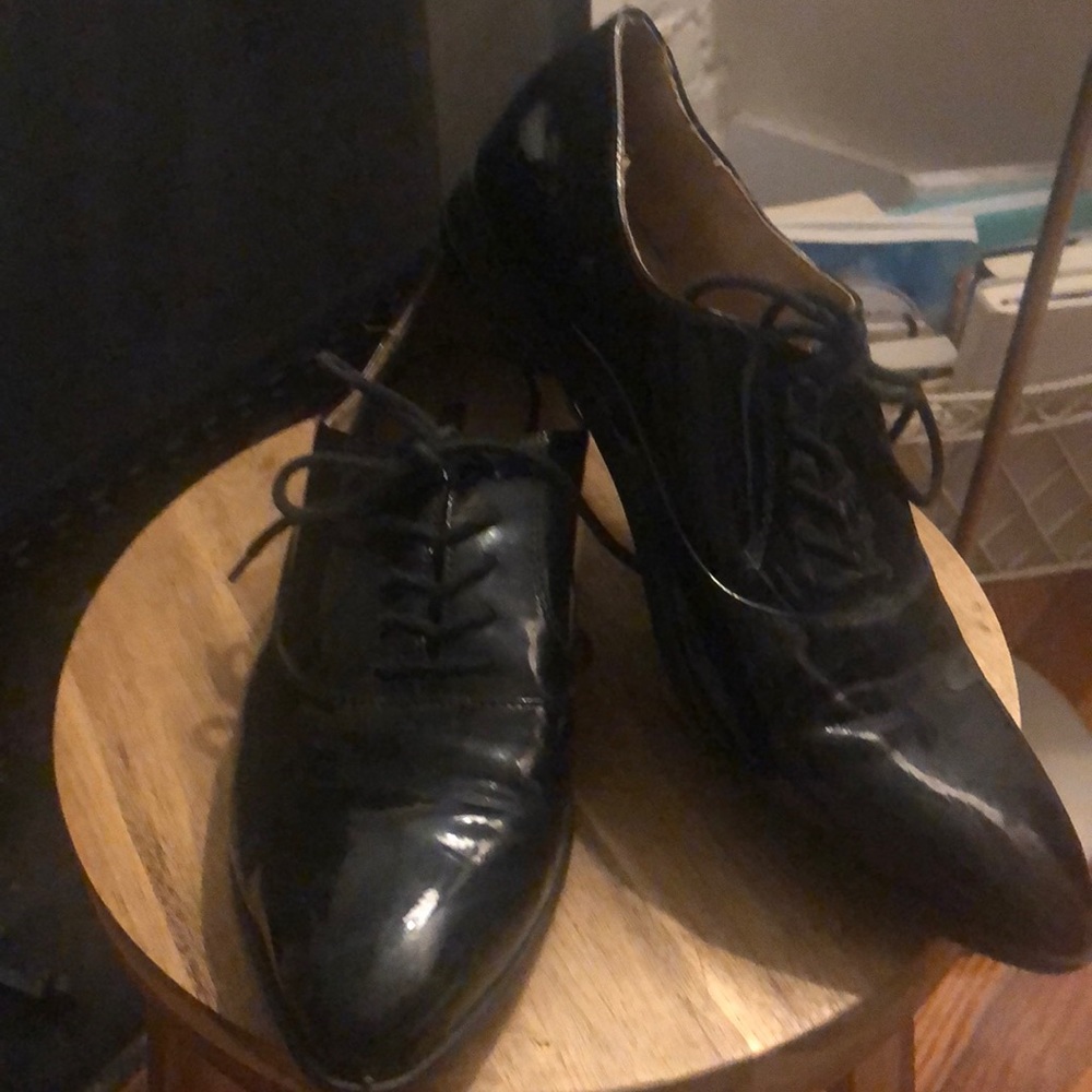 Black patent pointed toe lace up loafers